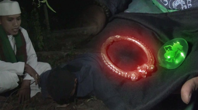 Berburu gelang sakti Naga Gini